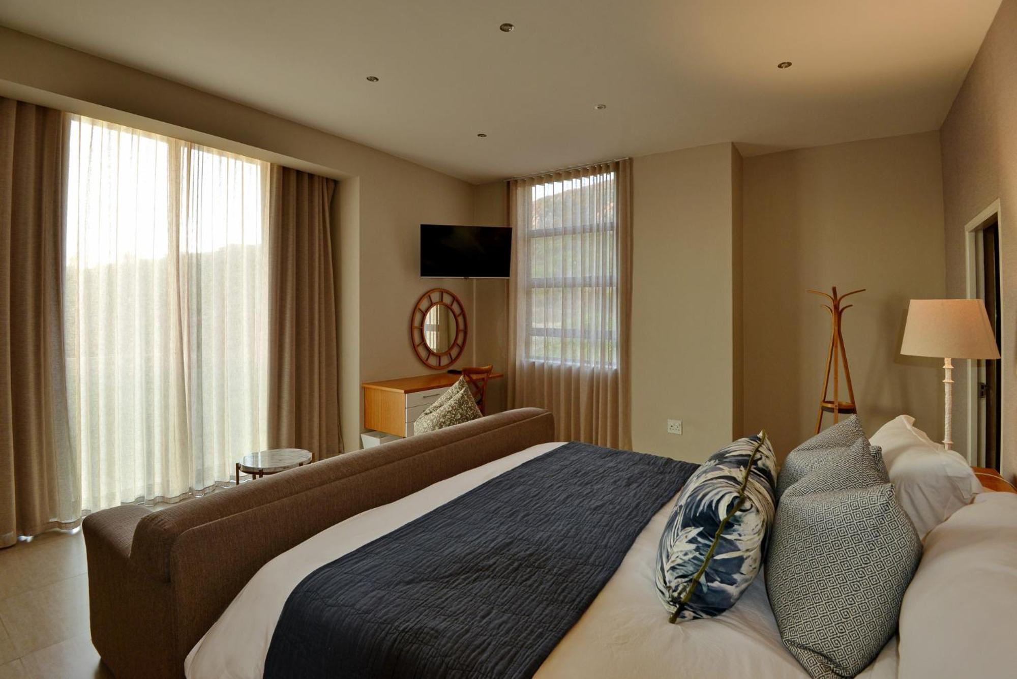 Deluxe Queen Room,1743354185:JPEG